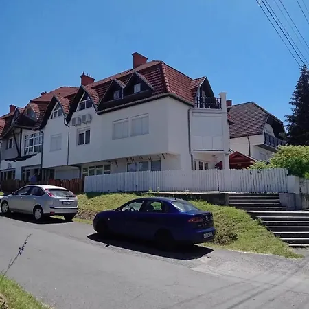 Vitkai-voeroes Apartament Balatonlelle